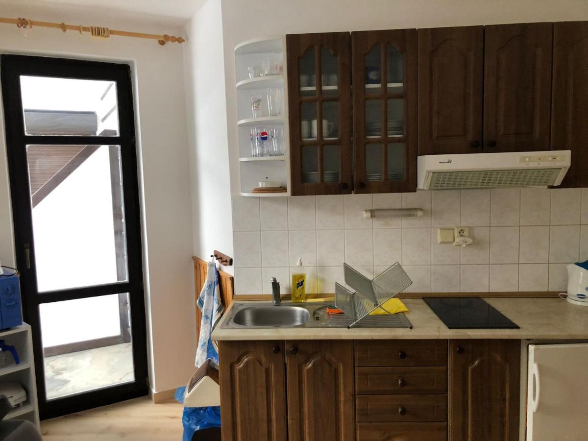 Küchenzeile der ZAPART-Ferienwohnung in Harrachov
