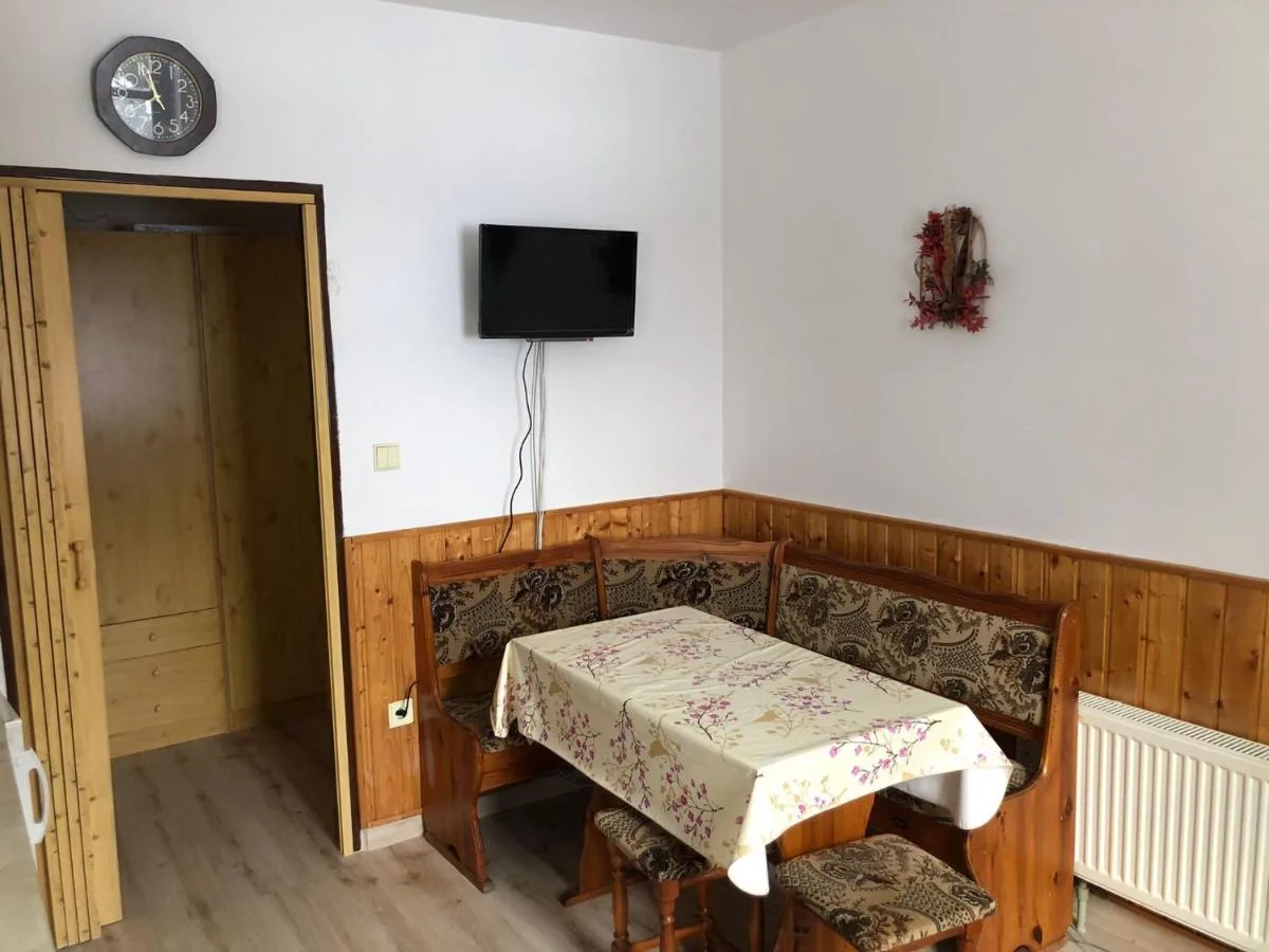 Obývací část s televizí v apartmánu ZAPART Harrachov