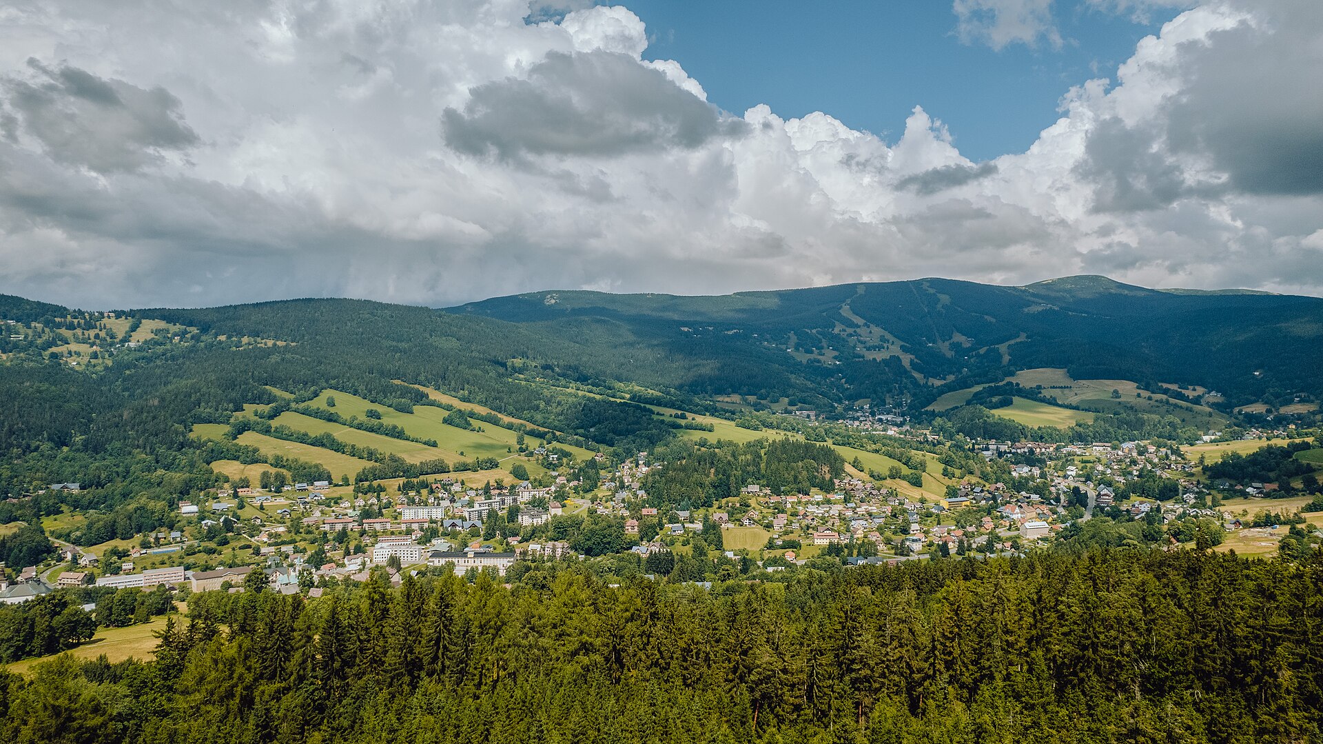 Panorama von Rokytnice nad Jizerou vom Berg Stráž