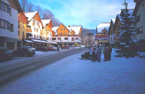 Winteransicht des Horní náměstí in Rokytnice nad Jizerou