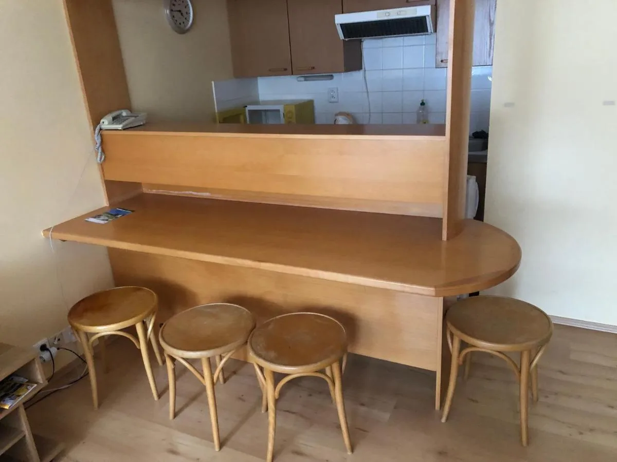 Jídelní kout s barovým pultem v apartmánu ZAPART v Rokytnici