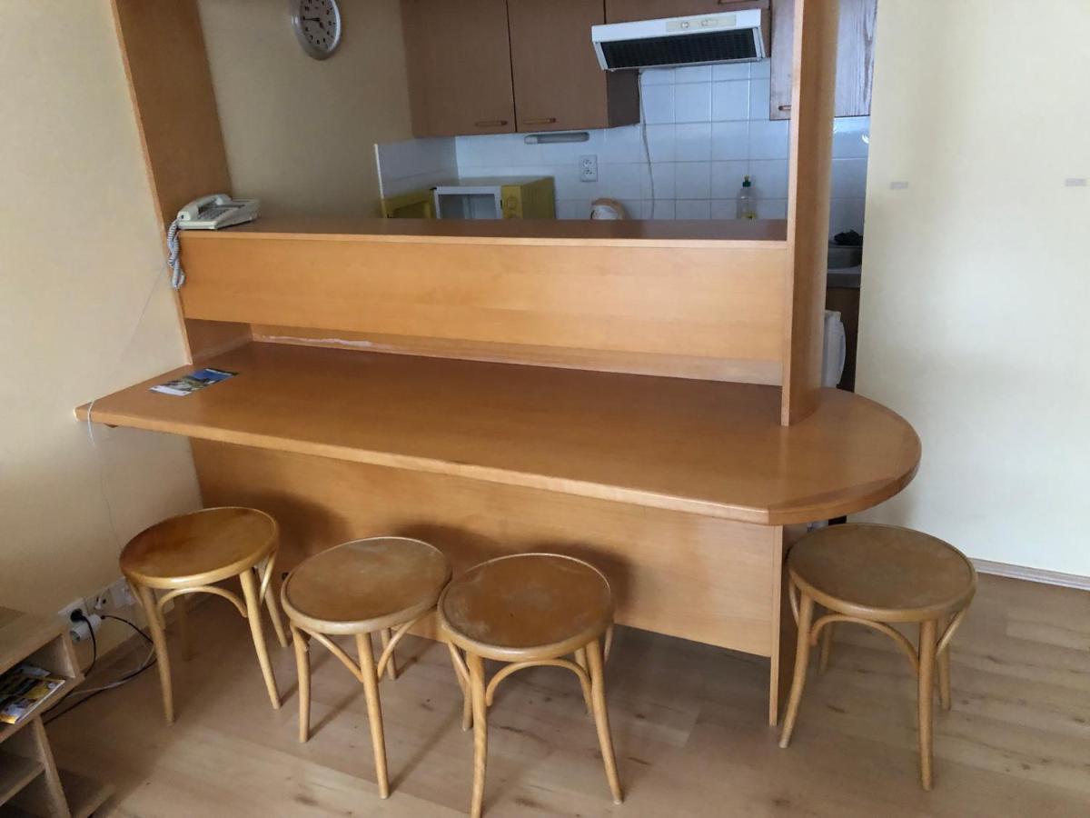 Essbereich mit Tresen in der ZAPART-Ferienwohnung