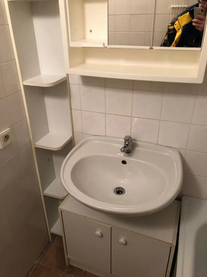 Umývadlo a úložný prostor v koupelně apartmánu ZAPART Rokytnice