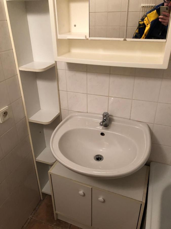 Waschbecken und Stauraum im Bad der ZAPART-Ferienwohnung