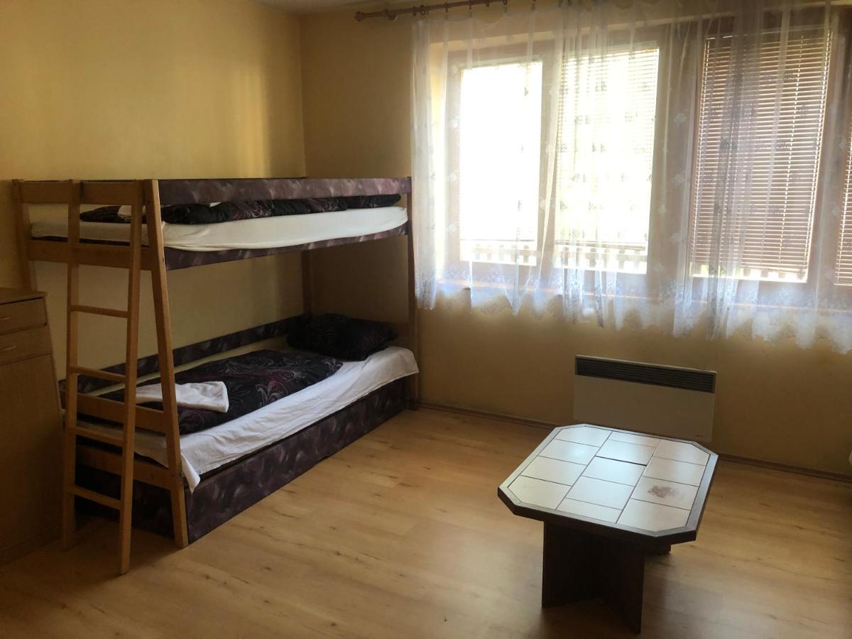 Etagenbetten und Wohnbereich der ZAPART-Ferienwohnung