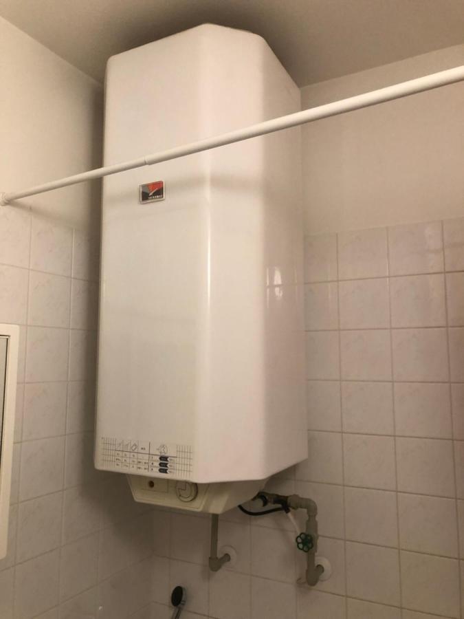 Warmwasserbereiter im Bad der ZAPART-Ferienwohnung